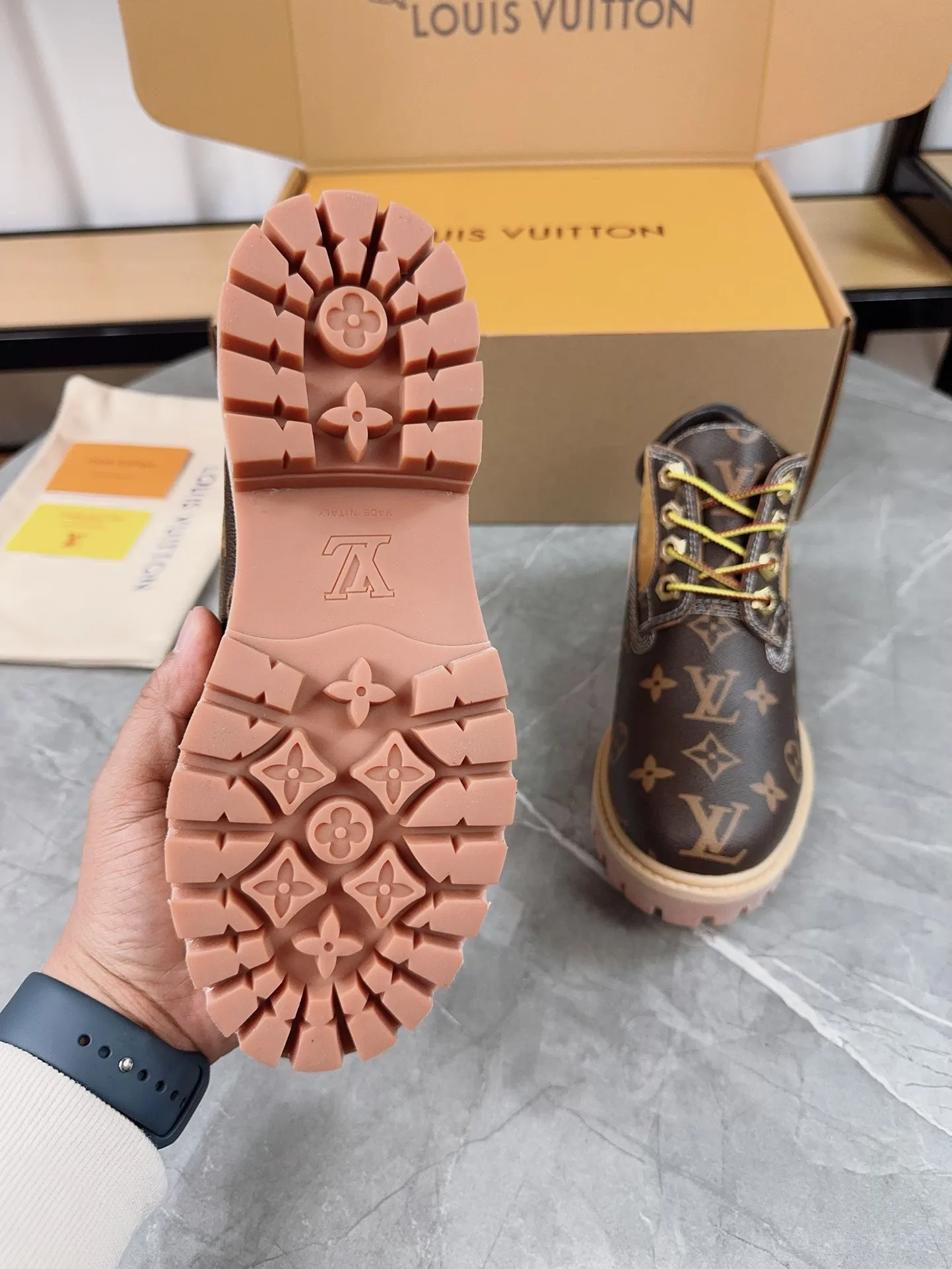 Couple model 💰700 ❤️Top version: Couple model LV x Timberland Timberland joint model Presbyopia Embossed Rhubarb boots Ankle boots Short boots LV x Timberland ankle boots are made of Monogram embossed waterproof nubuck cow leather, relying on the brand's exquisite craftsmanship to carefully reshape the classic Timberland 6-inch boot shape in Italy, and make an eye-catching appearance in 2024 created by Pharrell Williams with American workwear style Autumn and winter menswear show. Monogram embossed tongue, original Timberland laces and outsole are exquisite details, and the leather label expresses the cooperation logo. Exquisite packaging at the delivery counter🛍📦 ▪️Material: Original customized imported first-layer cowhide ▪️Inner lining: Original customized leather lining/mesh lining ▪️Outsole: Original molded anti-slip rubber material ▪️Sole thickness: 3.5CM ▪️Size: Women's 35-40 Men's 39-46